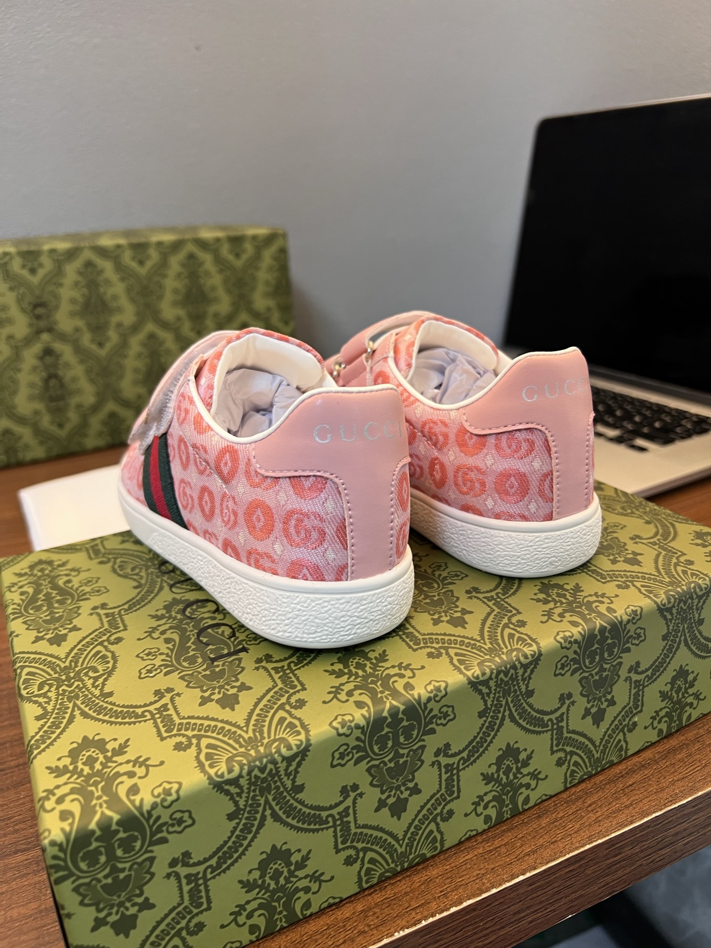 Children's shoes child